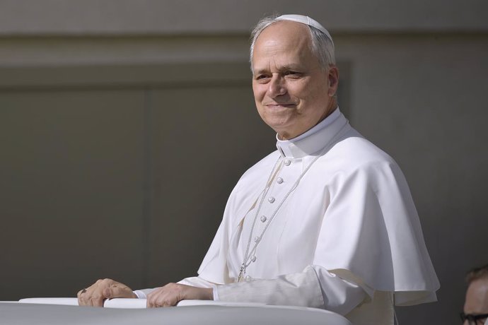 El Papa León XIV recorre la plaza de San Pedro en Papamóvil por primera vez antes de la misa de inicio de su Pontificado, a 17 de mayo de 2025, en Ciudad del Vaticano. Con esta ceremonia se marca el inicio del ministerio petrino del estadounidense Robert 
