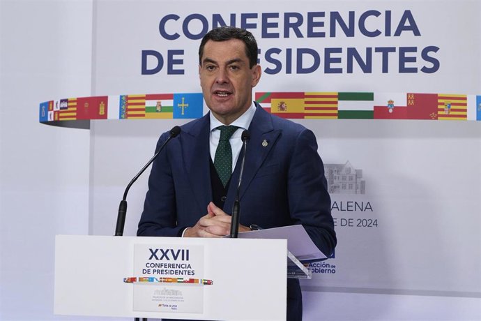 Archivo - El presidente de la Junta de Andalucía, Juanma Moreno, ofrece una rueda de prensa durante la XXVII Conferencia de Presidentes, en el Palacio de la Magdalena, a 13 de diciembre de 2024, en Santander. (Foto de archivo).