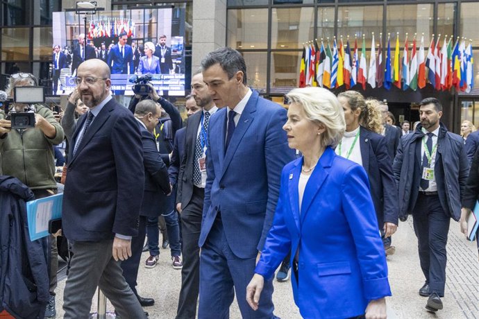 Archivo - (I-D) El presidente del Consejo Europeo, Charles Michel; el presidente del Gobierno de España, Pedro Sánchez; y la presidenta de la Comisión Europea, Ursula von der Leyen, a su llegada a una rueda de prensa conjunta, tras el Consejo Europeo, a 1