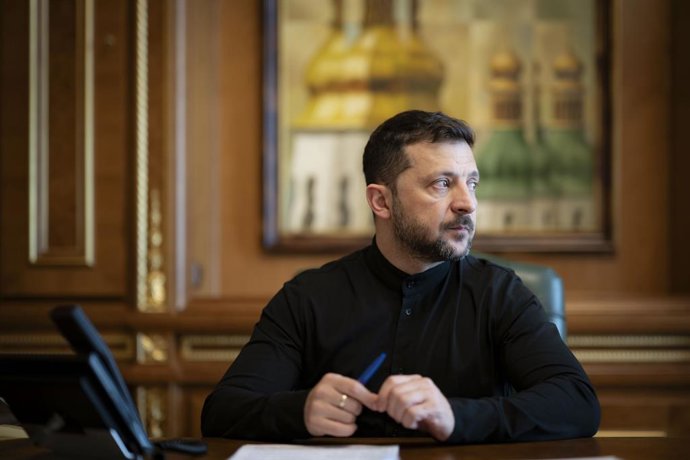 20 de maio de 2025, Kiev, Ucrânia: O presidente ucraniano, Volodymyr Zelenskyy, ouve durante uma ligação telefônica com o chanceler alemão Friedrich Merz, em 20 de maio de 2025, em Kiev, Ucrânia. Os dois discutiram o telefonema Trump/Putin e os próximos p