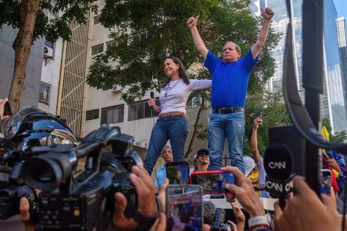 Archivo - La líder opositora venezolana María Corina Machado acompañada de Juan Pablo Guanipa