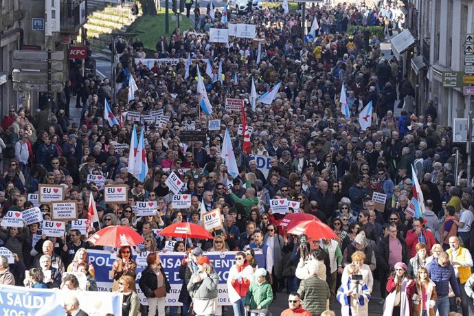 Archivo - Cientos de personas durante una manifestación en defensa de la sanidad pública, en el parque de la Alameda, a 4 de febrero de 2024, en Santiago de Compostela, A Coruña, Galicia (España). La plataforma SOS Sanidade Pública ha convocado esta conce