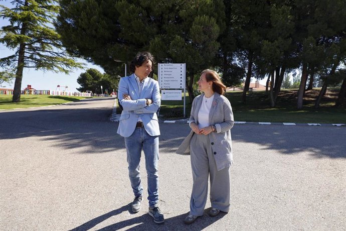 La consejera municipal de Turismo del Ayuntamiento de Zaragoza, Sara Fernández, junto al director de Océano Turismo --dentro de Océano Atlántico--, Unai Mensuro