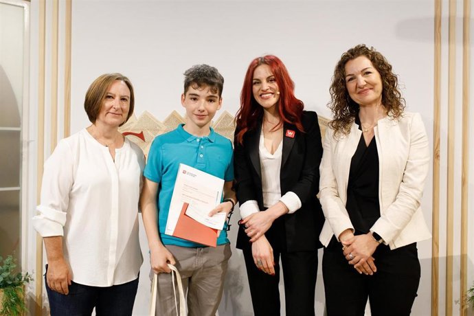 La astronauta Sara García entrega los premios del XII Concurso Científico-Literario de la Universidad de La Rioja