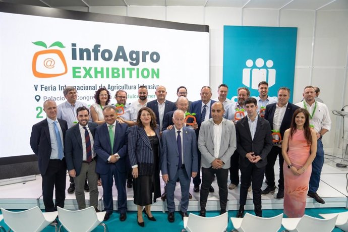 Foto de familia de los premiados y representantes institucionales durante la entrega de galardones de Infoagro Exhibition 2025, celebrada en el Palacio de Congresos de Aguadulce (Roquetas de Mar, Almería).