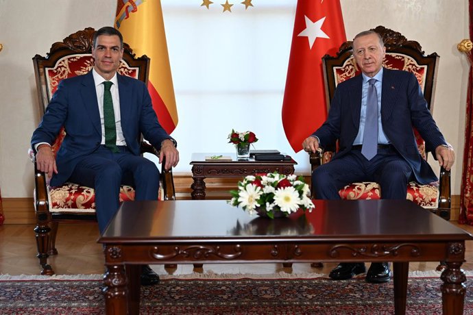 O Presidente do Governo, Pedro Sánchez (à esquerda), se reúne com o Presidente da Turquia, Recep Tayyip Erdogan (à direita), em 23 de maio de 2025, em Istambul (Turquia). O objetivo da reunião foi tratar de questões bilaterais de interesse mútuo, bem como