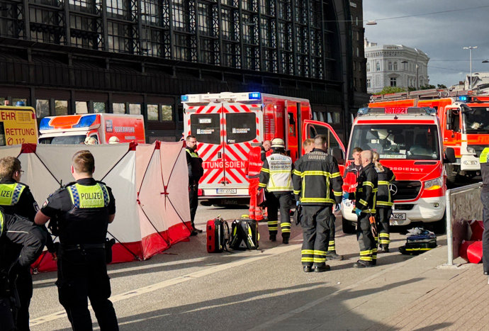 Policía y bomberos en el lugar en el que una mujer ha apuñalado y herido de gravedad a varias personas, en la estación central de Hamburgo. 