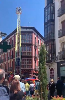 Los Bomberos De Valladolid Se Movilizan Por El Humo En El Techo De Un Edificio De La Calle Cascajares