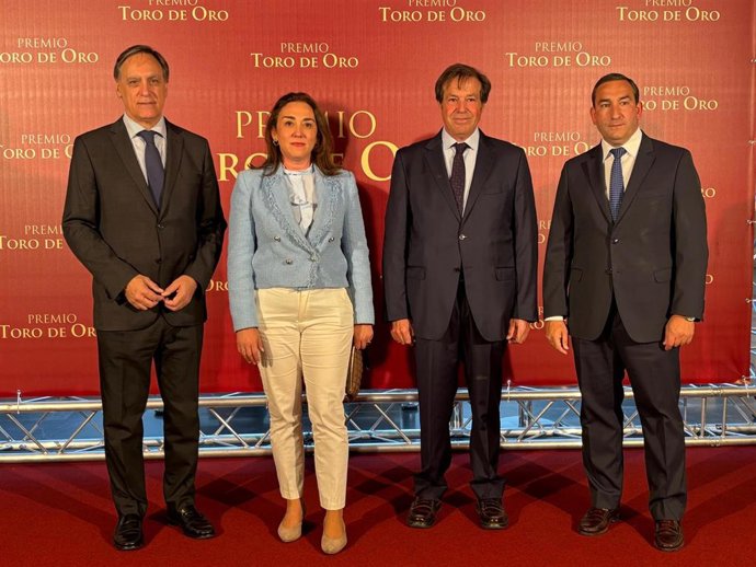 La consejera de Agricultura, Ganadería y Desarrollo Rural, María González Corral, ha entregado al ganadero Justo Hernández, de la ganadería Garcigrande, el premio ‘Toro de Oro’ concedido al astado ‘Querido'