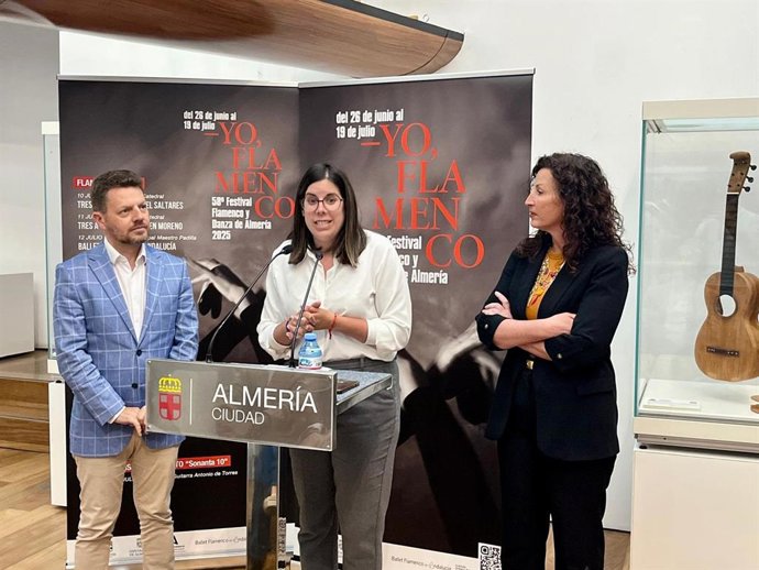 La diputada provincial de Cultura, Cine e Identidad Almeriense, Almudena Morales, durante la presentación del 58º Festival de Flamenco y Danza de Almería en el Museo de la Guitarra.