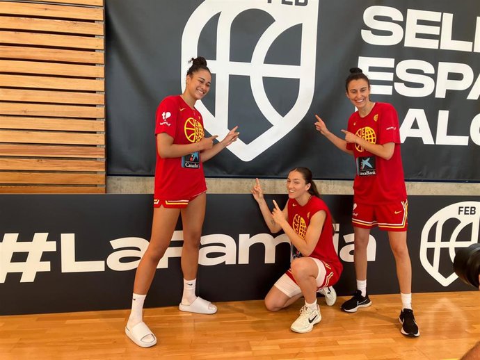 Las mallorquinas Alba Torrens, Helena Pueyo y Noa Morro posan este miércoles en Palma.