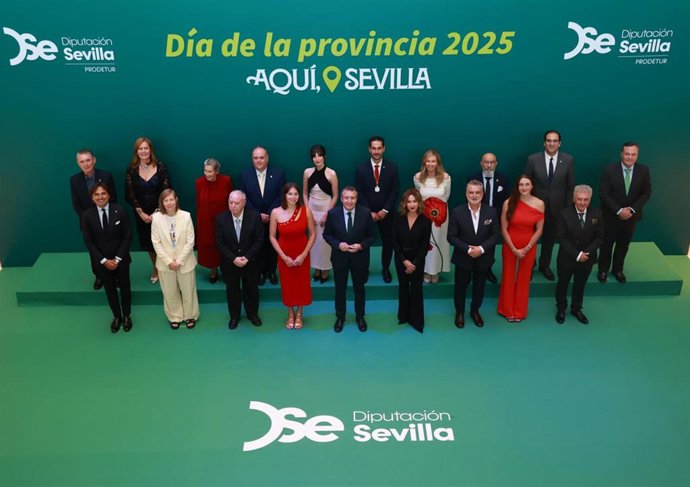 Foto de familia del presidente de la Diputación con los premiados en el Día de la Provincia, en la gala celebrada en el Cartuja Center.