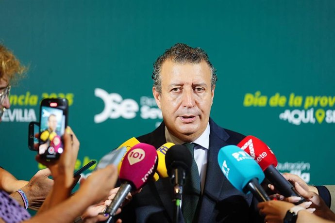 El presidente de la Diputación atiende a los medios antes de la gala institucional del Día de la Provincia, en Cartuja Center.
