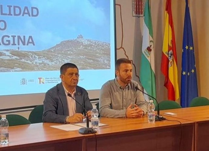 El presidente de la Diputación de Jaén, Paco Reyes, y el alcalde de Bedmar, Enrique Carreras, en la presentación de las inciativas.