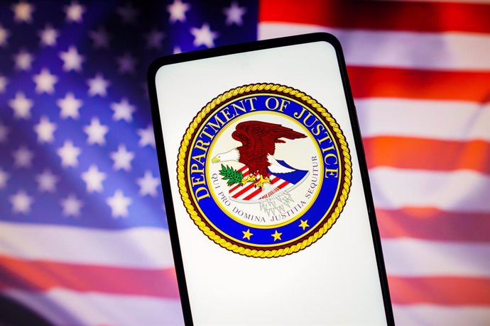 Archivo - November 13, 2022, Brazil: In this photo illustration, the United States Department of Justice (DOJ) logo is displayed on a smartphone screen with a United States flag in the background.