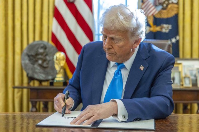 Archivo - 4 de fevereiro de 2025, Washington, Distrito de Columbia, EUA: O presidente dos EUA, Donald J. Trump, assina uma ordem executiva durante uma cerimônia de assinatura no Salão Oval da Casa Branca em Washington, DC, EUA, em 4 de fevereiro de 2025. 
