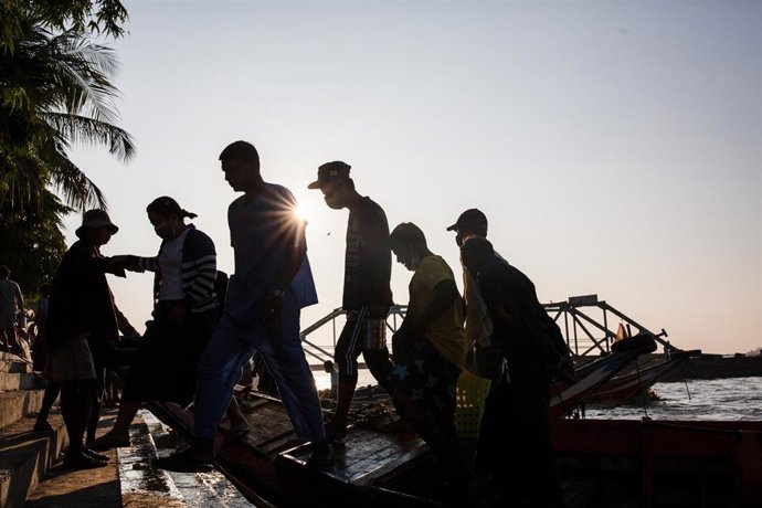 Archivo - Orilla del río Yangon, Birmania