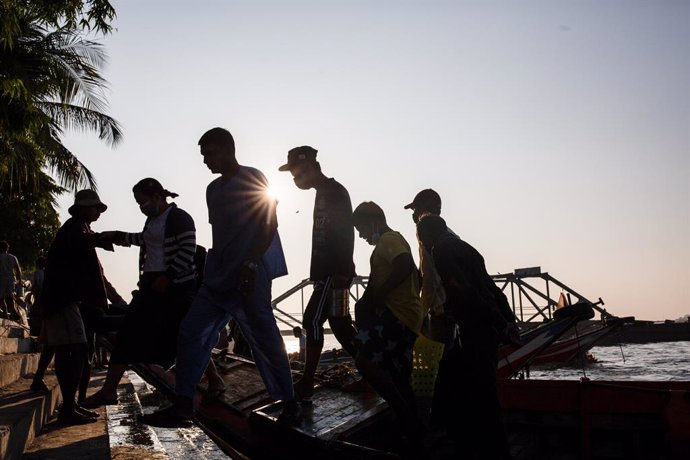 Archivo - February 3, 2021, Yangon, Myanmar: People are seen disembarking from a ferry at Yangon river..After two days the Myanmar's military detained the country's de facto leader Aung San Suu Kyi and the country's president in a coup but life seems to b