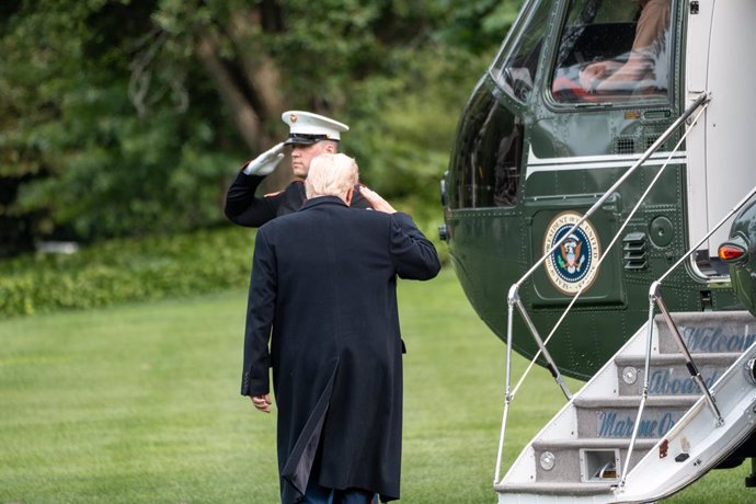 May 22, 2025, Washington, District of Columbia, USA: President DONALD TRUMP heads to a waiting helicopter for a short flight to his golf course in Sterling, VA for a cryptocurrency dinner on May 22, 2025.