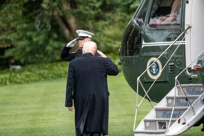 22 de maio de 2025, Washington, Distrito de Columbia, EUA: O presidente DONALD TRUMP se dirige a um helicóptero que o aguarda para um voo curto até seu campo de golfe em Sterling, VA, para um jantar sobre criptomoedas em 22 de maio de 2025.