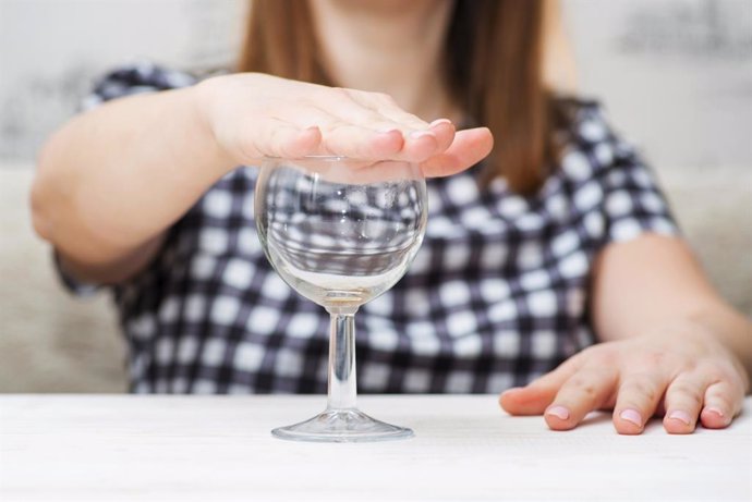 Archivo - Mujer rechazando beber alcohol.