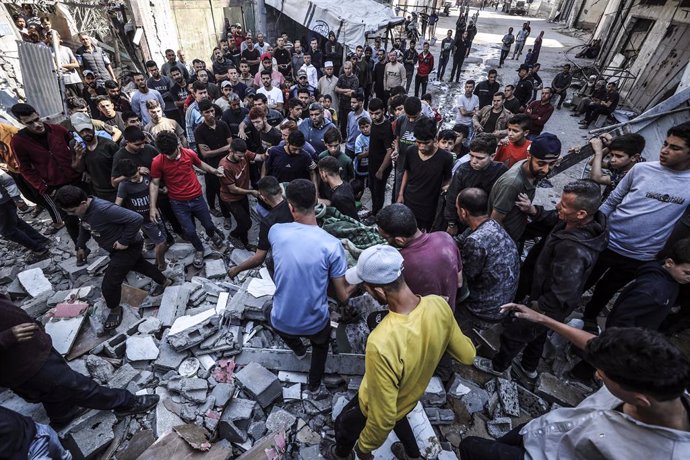 GAZA, May 23, 2025  -- Palestinians transfer a victim after an Israeli airstrike in Jabalia refugee camp, northern Gaza Strip, on May 23, 2025. The Israel Defense Forces (IDF) said in a statement on Friday that its air force struck more than 75 targets ac