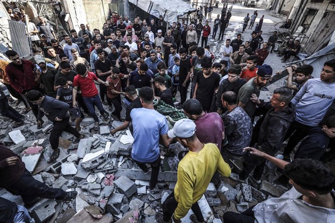 GAZA, 23 de maio de 2025 -- Palestinos transferem uma vítima após um ataque aéreo israelense no campo de refugiados de Jabalia, no norte da Faixa de Gaza, em 23 de maio de 2025. As Forças de Defesa de Israel (IDF) disseram em um comunicado na sexta-feira 