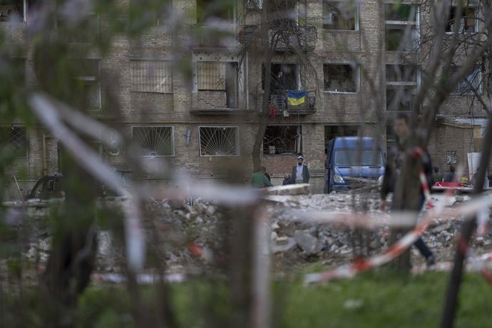 26 de abril de 2025, Kiev, cidade de Kiev, Ucrânia: Local de destruição dois dias após um ataque de míssil russo na capital da Ucrânia, Kiev, em 24 de abril de 2025. Doze pessoas foram mortas e muitas outras ficaram feridas.