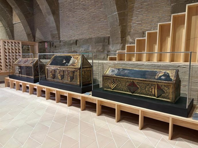Urnas funerarias expuestas en el Monasterio de Santa María de Sijena.