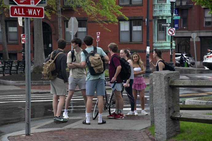 3 de maio de 2025, Cambridge, Ma, EUA: Cenas da área da Universidade de Harvard. Estudantes e visitantes caminham pela Massachusetts Avenue na Harvard Square. A Universidade de Harvard é uma área ativa e com paisagens que contribuem para a arte e a cultur