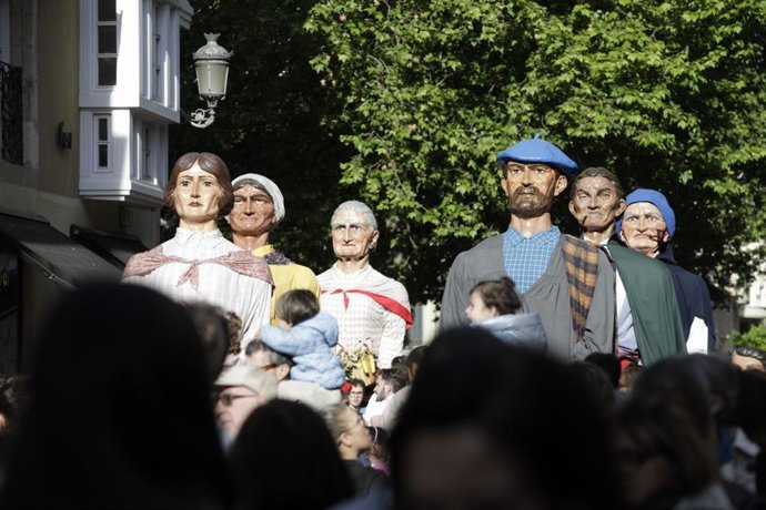 Gigantes en el 45 aniversario de Vitoria como capital de Euskadi