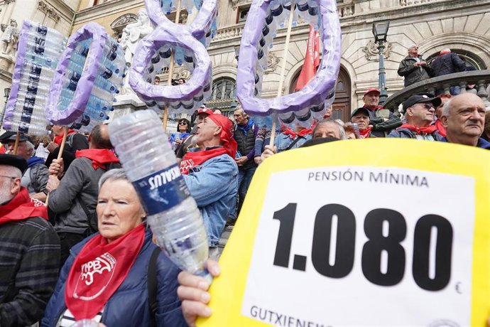 Archivo - Cientos de personas protestan durante una manifestación para reclamar una pensión mínima de 1.080 euros, desde la plaza Moyúa,, en Bilbao, Vizcaya,