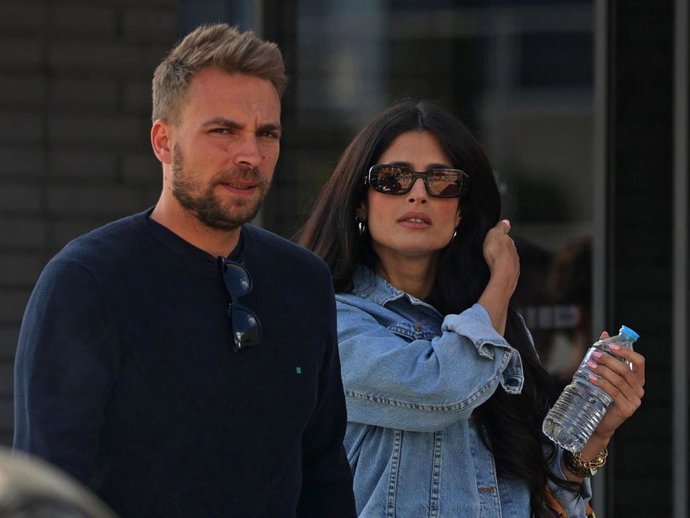 José María Almoguera y su novia María salen de las instalaciones de Mediaset, a 6 de mayo de 2025, en Madrid (España).