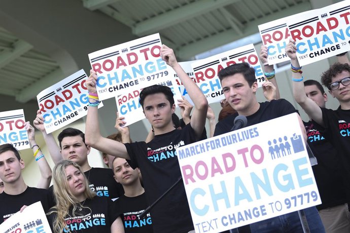 Archivo - 14 de fevereiro de 2022: Emma Gonzalez, David Hogg e Cameron Kaskey, sobreviventes do tiroteio em Parkland, realizam uma coletiva de imprensa para o movimento "March for Our Lives" no Pines Trails Park em Parkland, Flórida, em 4 de junho de 2018