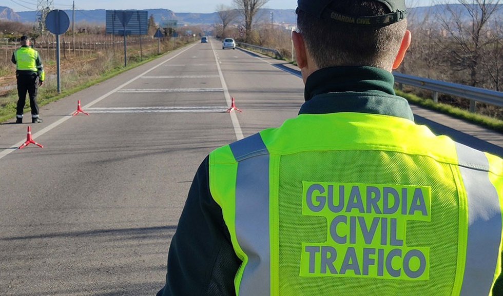 Archivo - Imagen de archico de unos agentes de la Guardia Civil de Tráfico.