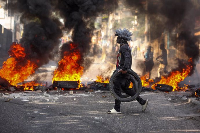 Archivo - April 2, 2025, Port-au-Prince, Haiti: Thousands of protesters in Haiti's capital have clashed with police as they denounce a surge in gang violence and demand that the government keep them safe.