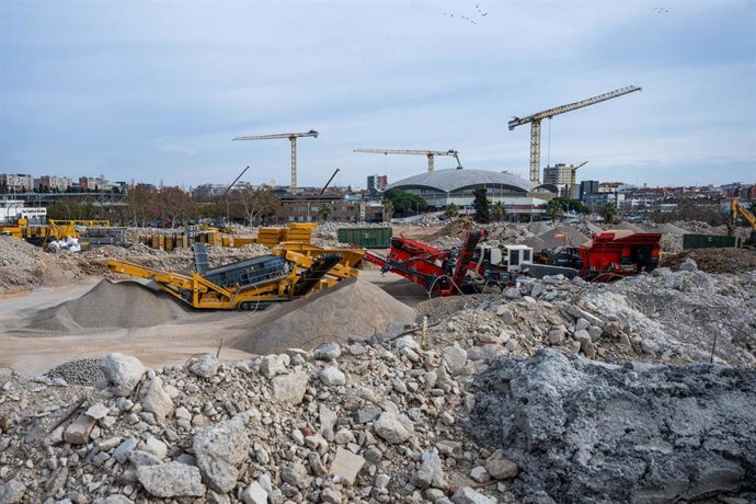 Archivo - Proceso de separación del hormigón armado para su reutilización en las obras del Spotify Camp Nou.