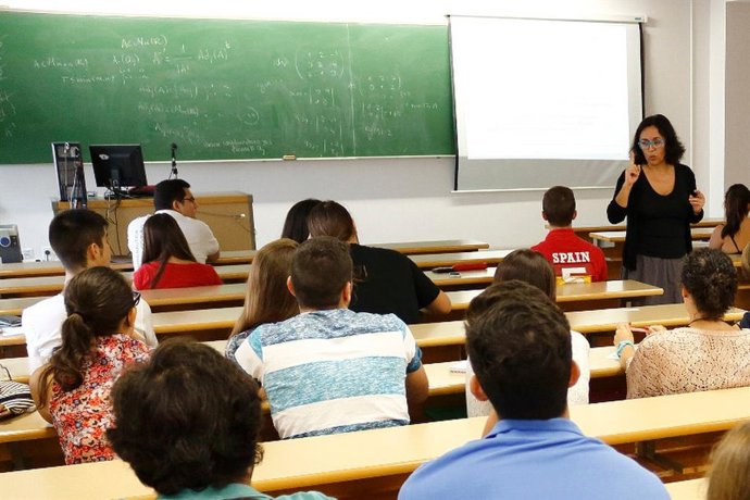 Archivo - Estudiantes universitarios.