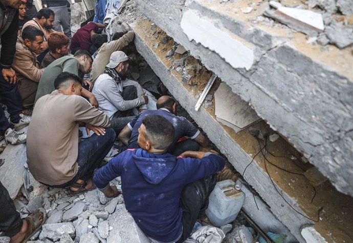 GAZA, 23 de maio de 2025 -- Palestinos procuram por sobreviventes após um ataque aéreo israelense no campo de refugiados de Jabalia, no norte da Faixa de Gaza, em 23 de maio de 2025. As Forças de Defesa de Israel (IDF) disseram em um comunicado na sexta-f