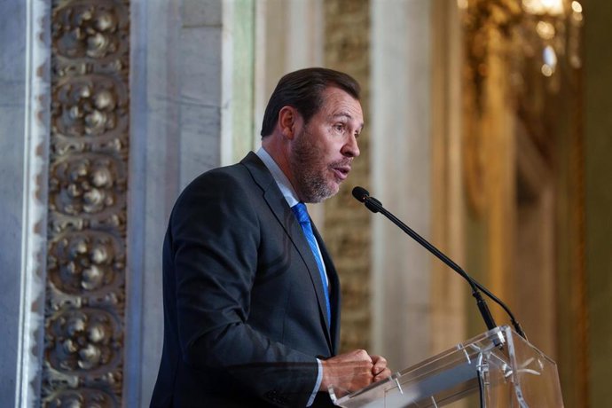 El ministro de Transportes y Movilidad Sostenible, Óscar Puente, interviene durante el acto del 30 aniversario de la Tribuna de la automoción en el Real Casino de Madrid, a 6 de mayo de 2025, en Madrid (España)