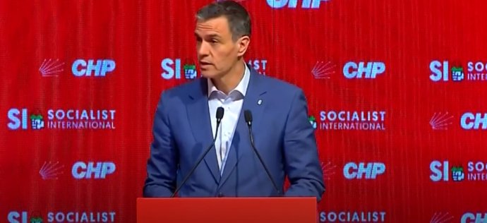El presidente del Gobierno, Pedro Sánchez,  una violación del derecho humanitario internacional", en una intervención en la apertura del Consejo de la Internacional Socialista, celebrado en Estambul