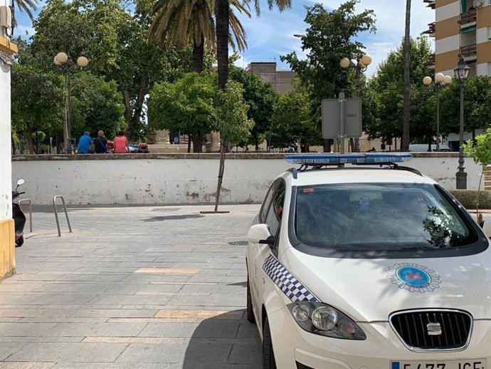 Archivo - Un vehículo de la Policía Local de Córdoba en la Plaza Padres de Gracia, en una imagen de archivo.