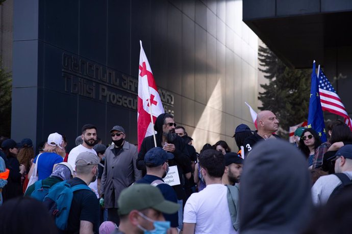 April 26, 2025, Tbilisi, Tbilisi, Georgia: Protesters carrying Georgian, U.S., and European Union flags gathered outside the Tbilisi Prosecutor's Office on the 150th day of protests. Participants are demanding new parliamentary elections and the release o