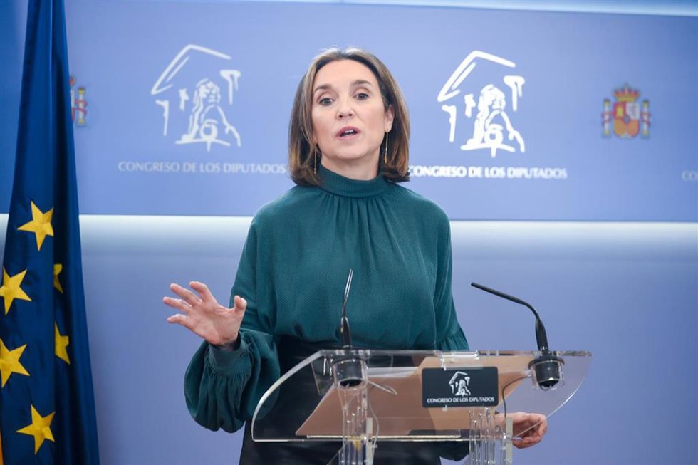Archivo - La secretaria del PP, Cuca Gamarra, ofrece una rueda de prensa en el Congreso de los Diputados.