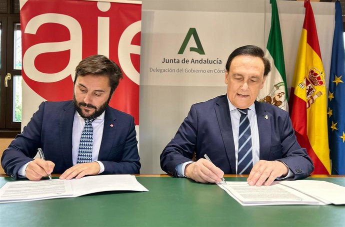El consejero de Universidad y el presidente de AJE suscriben la resolución por la que la asociación recibirá 150.000 euros en 2025 para su programa ‘Consolida Joven’