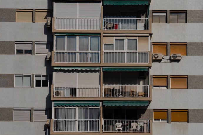 Archivo - La façana d'un edifici d'habitatges vista des del mirador del Poble Sec,  a 17 de maig de 2023, a Barcelona, Catalunya