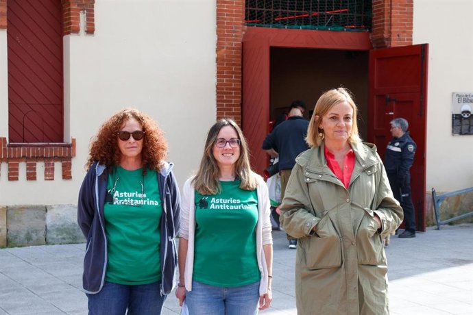 Fernanda Blanco y Medea Lopez, del colectivo  Asturias Antitaurina, con la diputada del Grupo Mixto, Covadonga Tomé.