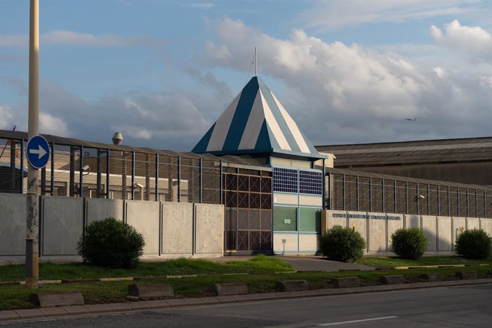 Archivo - Fachada del Centro de Internamiento de Extranjeros (CIE) de la Zona Franca, a 26 de septiembre de 2024, en Barcelona, Catalunya (España).