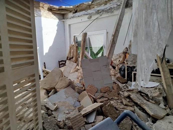 Bomberos de Mallorca intervienen en un derrumbe en un edificio de tres plantas en Can Picafort