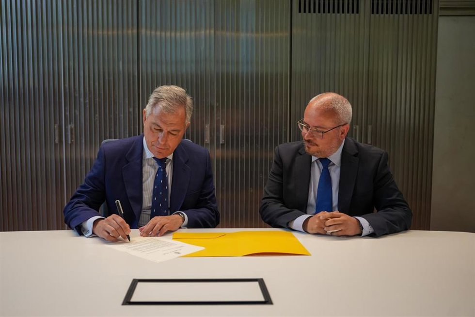 El alcalde de Sevilla, José Luis Sanz, entrega la carta de reincorporación al presidente de la Red de Juderías de España, César Fernández.